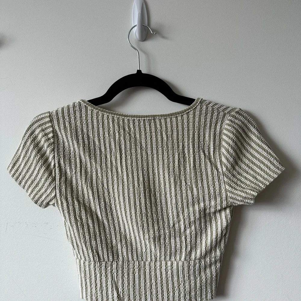 FOREVER 21 green striped crop tee - Picture 3 of 3